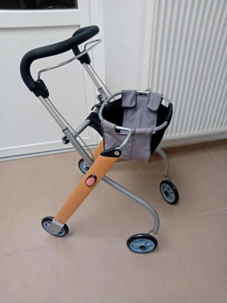 Le déambulateur rollator d'intérieur est extrêmement maniabl, Divers, Pliable