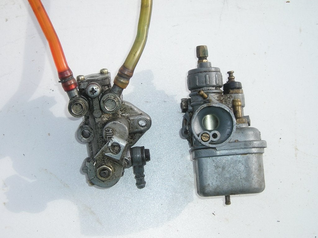 Carburateur et pompe à huile Mikuni, Motos, Enlèvement