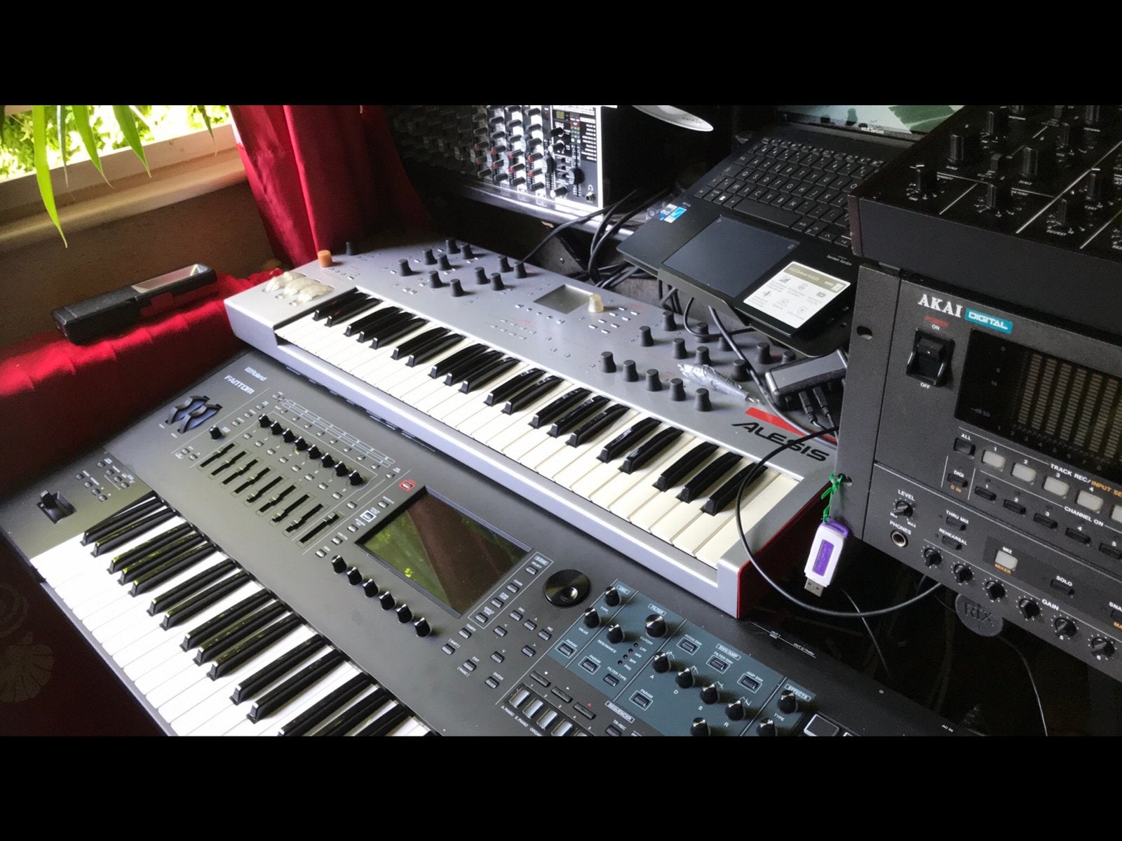 Vôtre JUNO X + ajout contre mon FANTOM 6 EX avec ???, Musique & Instruments, Enlèvement, Neuf, Roland