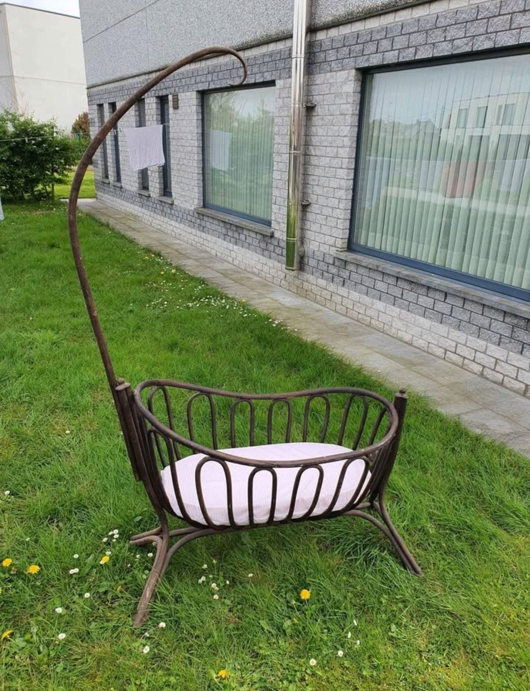 Oude houten schommel wieg, Ophalen