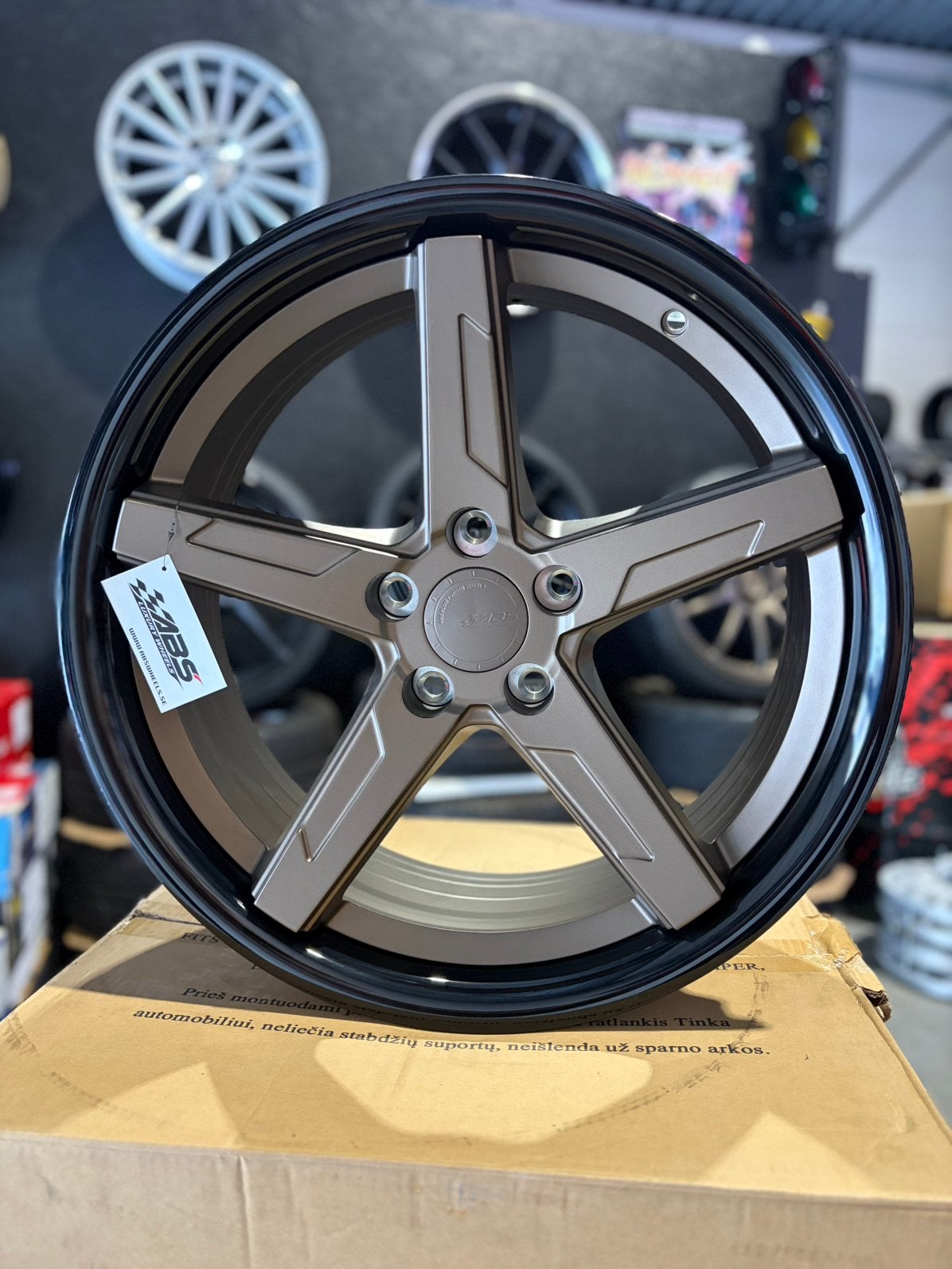 19” Abs f55 matt bronze/gloss black lip, Ophalen