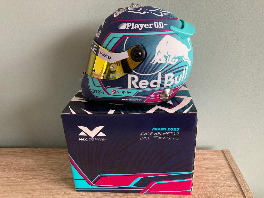 Max Verstappen 1:2 helm 2023 Miami Red Bull RB19 Schuberth, Verzamelen, Ophalen of Verzenden, Nieuw, Formule 1