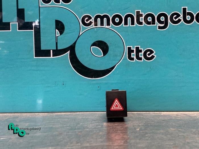 Commutateur éclairage d'urgence d'un Volkswagen Polo (Polo, Volkswagen, -, 3 mois de garantie, Utilisé