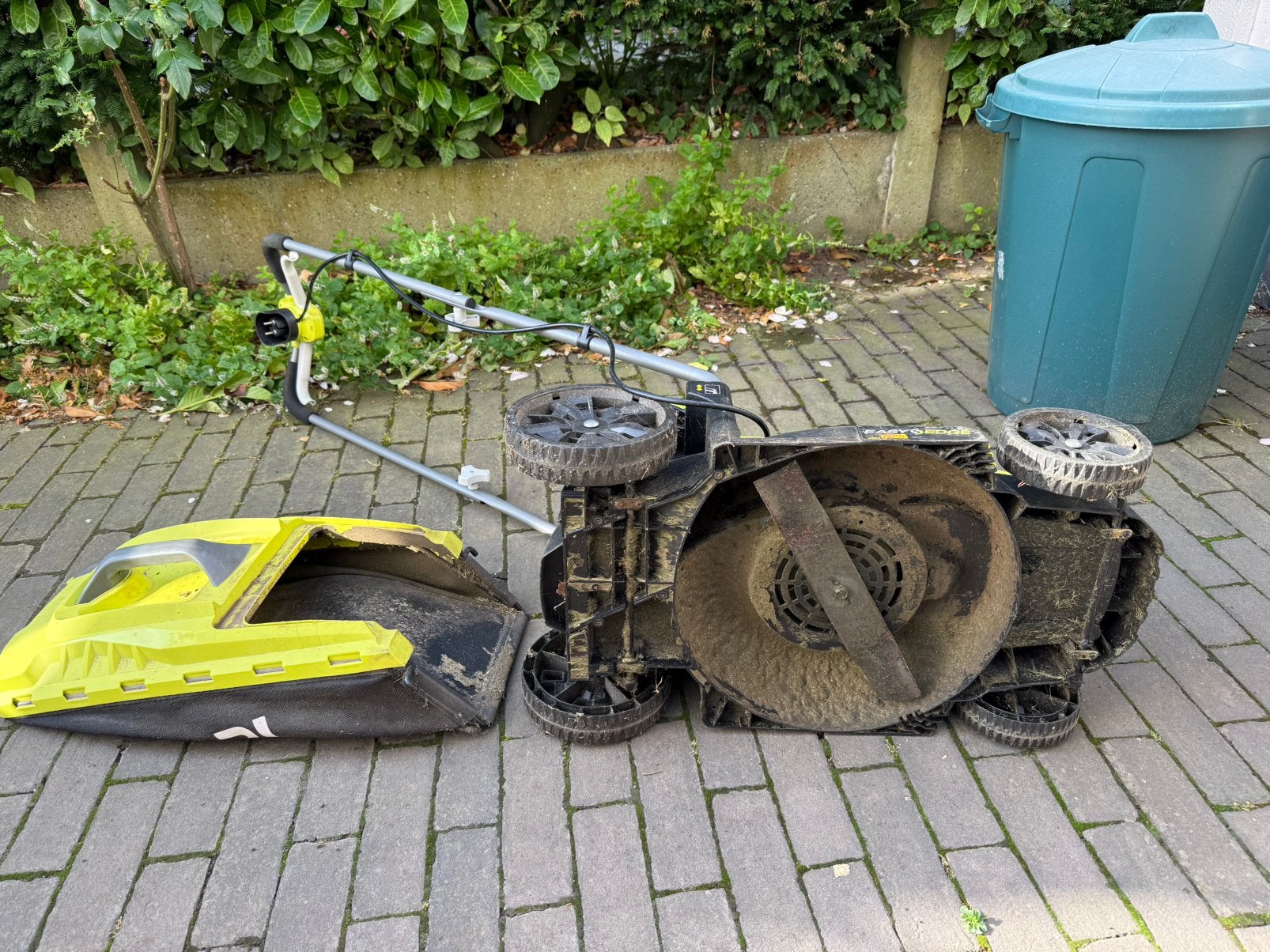 Tondeuse Ryobi easy edge 1300 W - 33 cm, Tondeuse rotative, 30 à 39 cm, Enlèvement, Utilisé