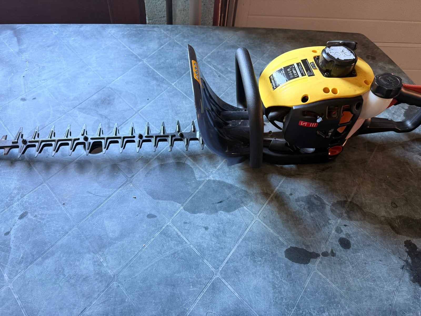 À VENDRE – Taille-haies thermique Powerplus, Jardin & Terrasse, Enlèvement, Comme neuf, Essence
