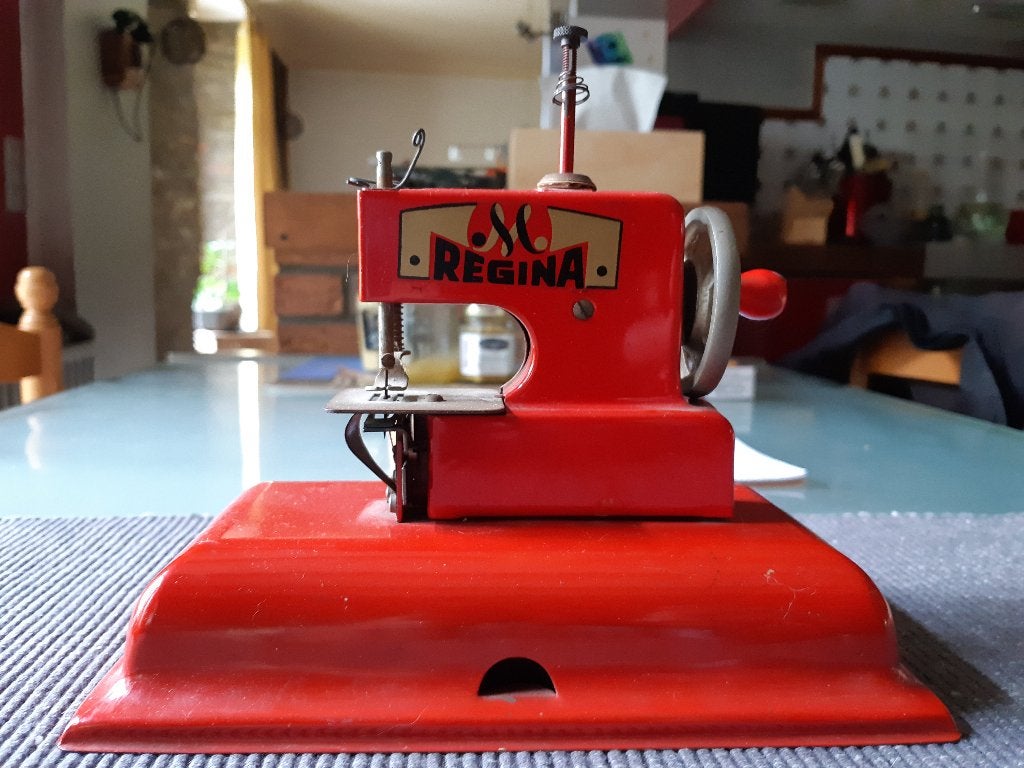 Oude Regina naaimachine, Antiek en Kunst, Antiek | Speelgoed, Ophalen