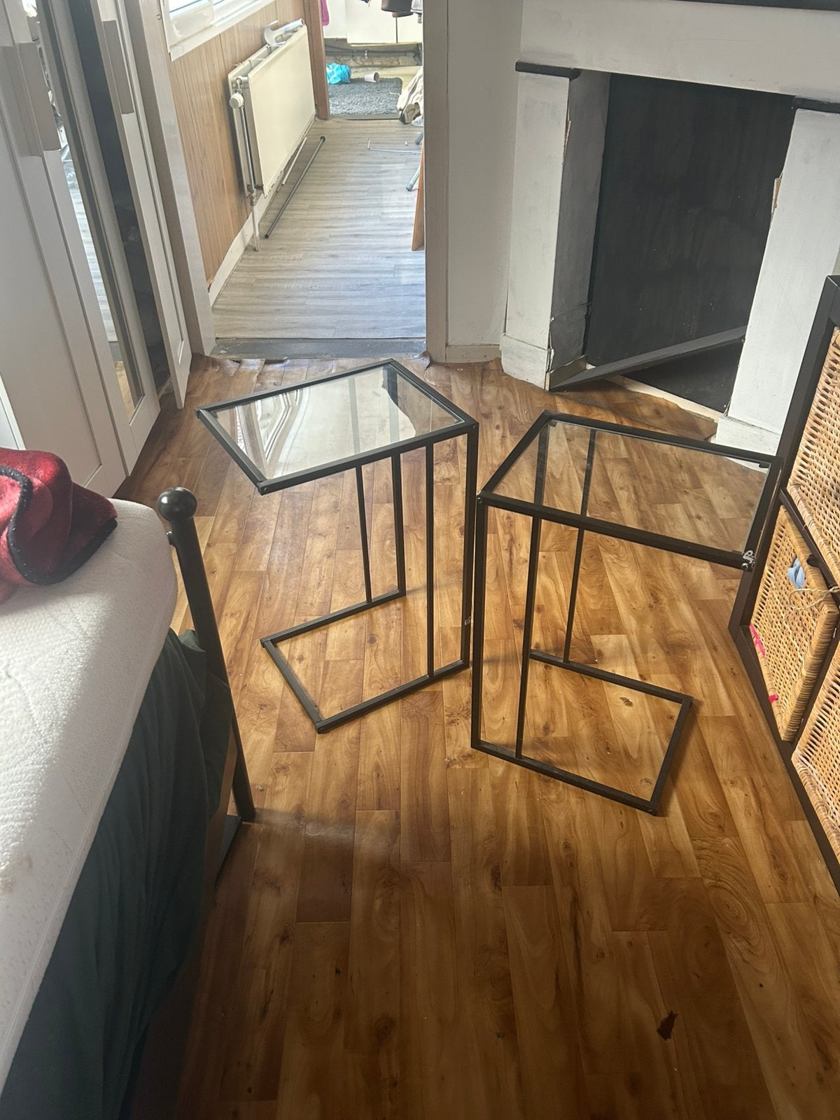 2bijzettafels nig nieuw  of nachtkastje zwart met glas, Huis en Inrichting, Woonaccessoires | Kamerschermen, Ophalen, Zo goed als nieuw