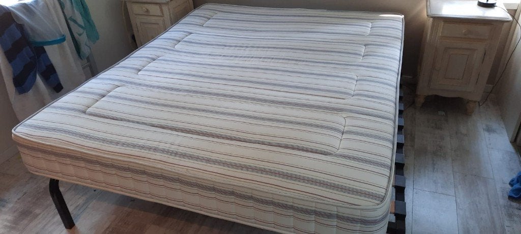 2 persbed 150 cm X 200 cm incl matras, lattenbodem,(nieuw), Ophalen, Modern,klassiek, Zwart, Overige maten