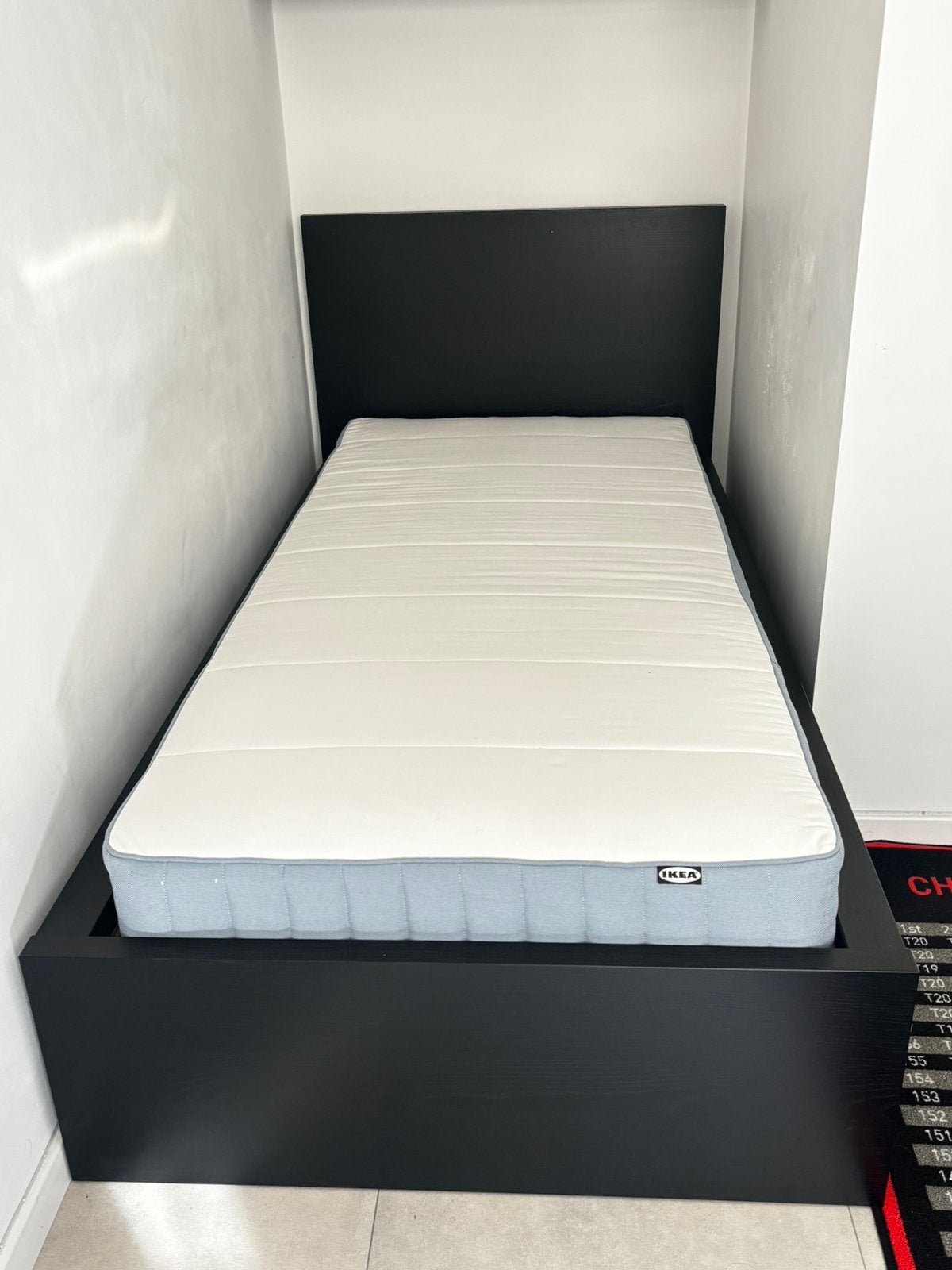 Zwart bed met lattenbodem en matras (ikea: Malm), Huis en Inrichting, Ophalen, Zo goed als nieuw, Zwart