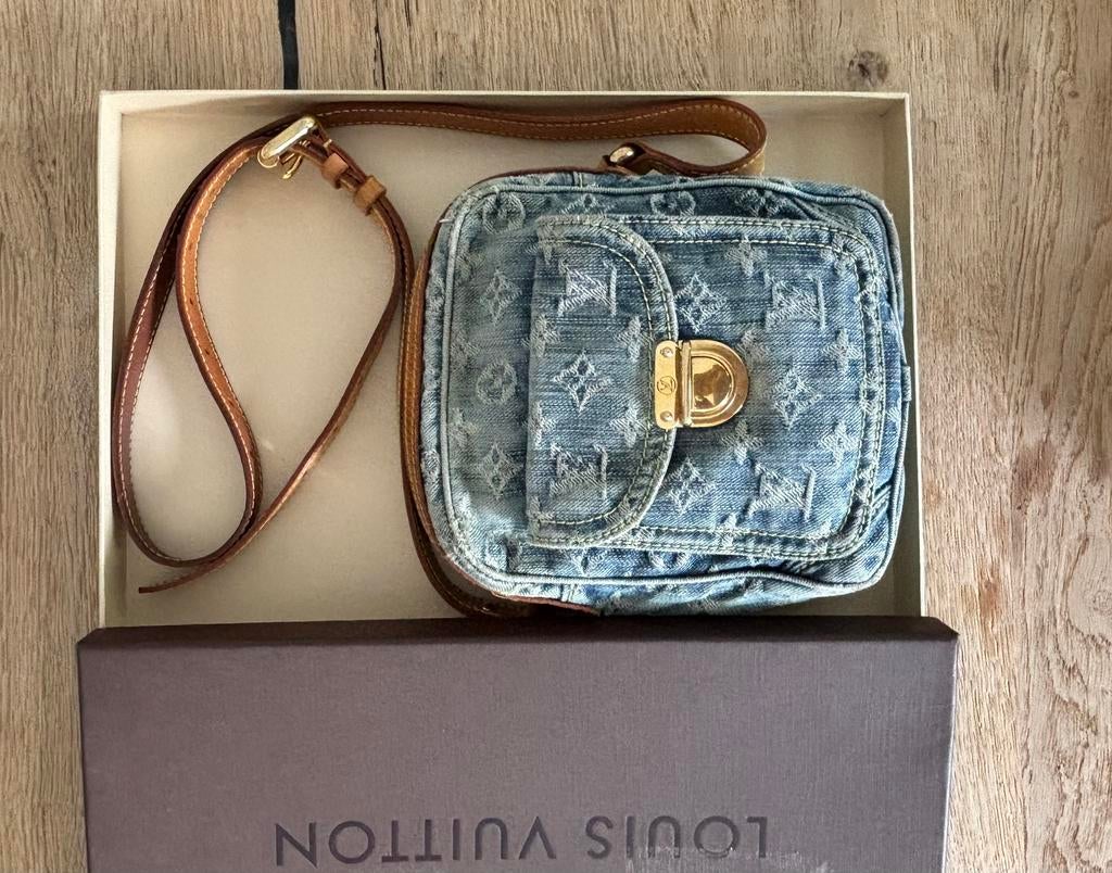LOUIS VUITTON handtas,denim camera bag ( dd 2007), Handtassen en Accessoires, Antieke sieraden, Ophalen