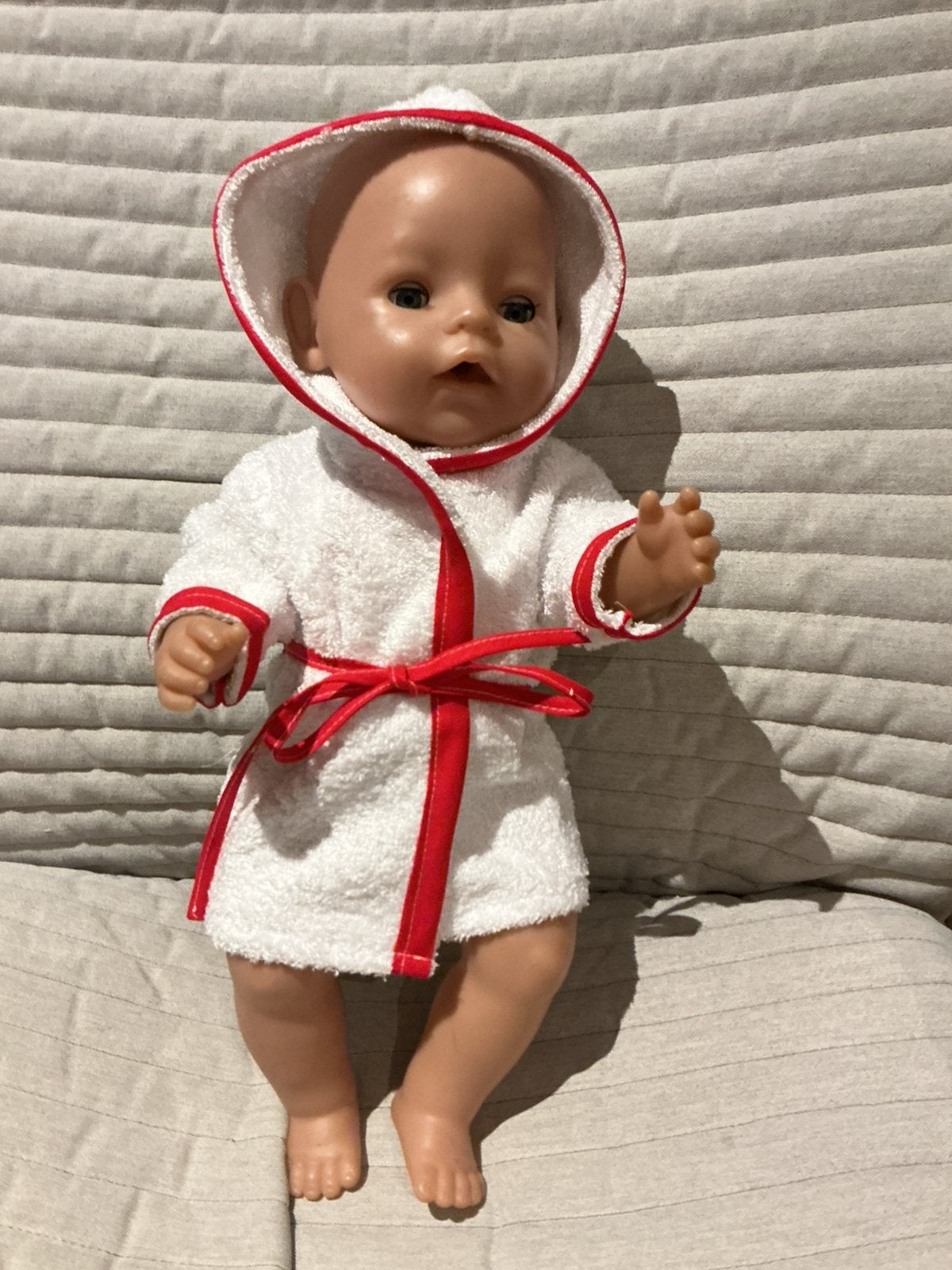 219. Babyborn : Nieuw wit badjasje, Kinderen en Baby's, Ophalen of Verzenden, Nieuw, Babypop