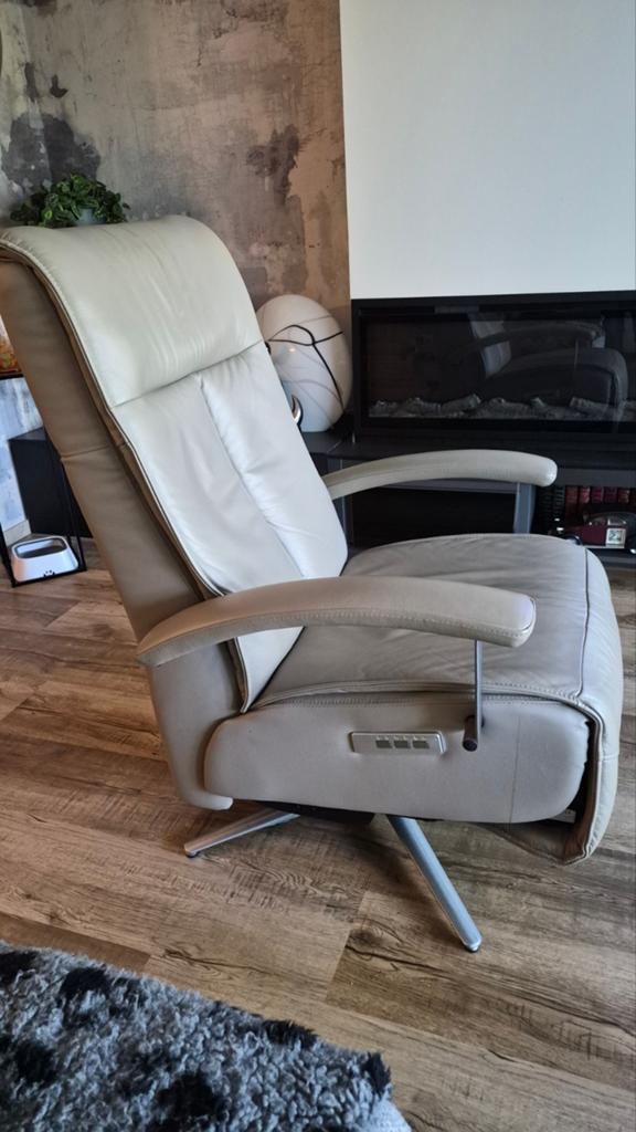 Elektrische relax met stapuit functie in leder , 500€, Ophalen