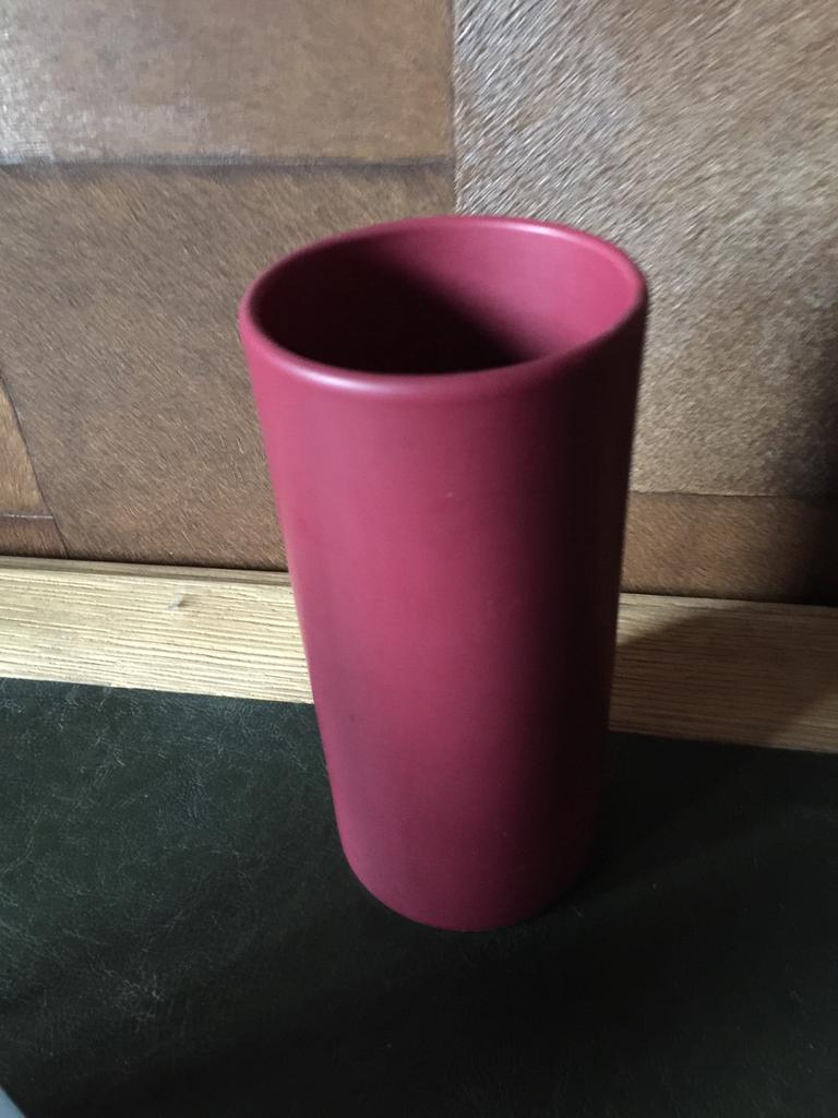 Mooie Bordeaux kleurige vaas slechts 4euro, Tuin en Terras, Bloempotten, Ophalen of Verzenden, Zo goed als nieuw