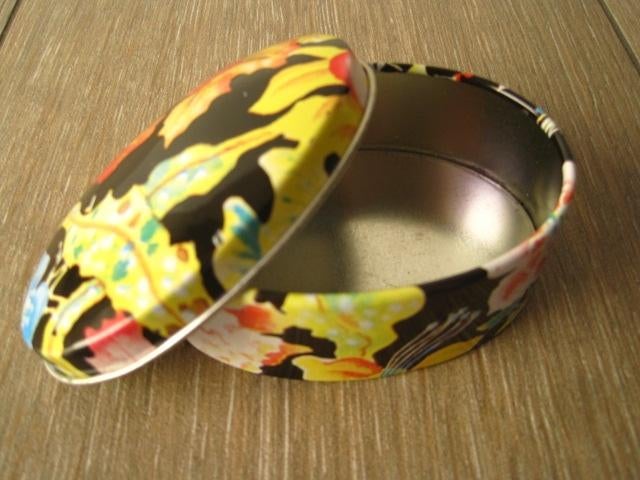 Opbergdoosje blik ovaal 6 x 8,5 cm zwart met bloemen, Verzamelen, Ophalen of Verzenden, Gebruikt, Overige
