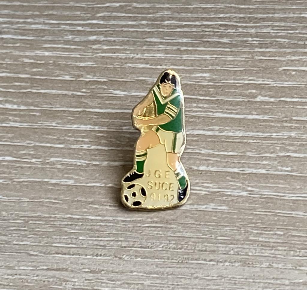 PIN - JGE SUCE FOOTBALL - VOETBAL, Envoi, Utilisé, Sport, Insigne ou Pin's