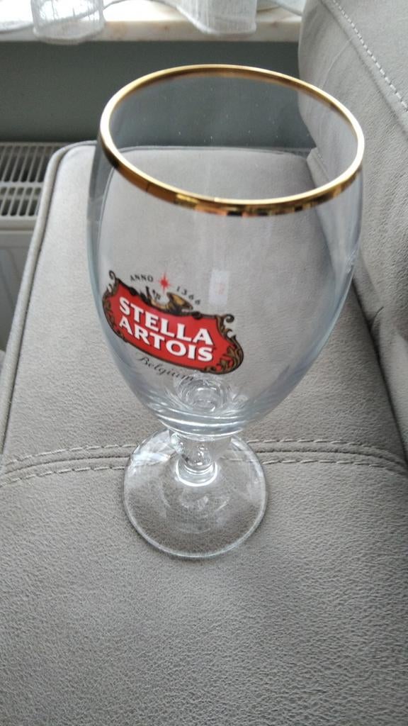 2 Stella glazen op voet 25 cl, Verzamelen, Ophalen of Verzenden
