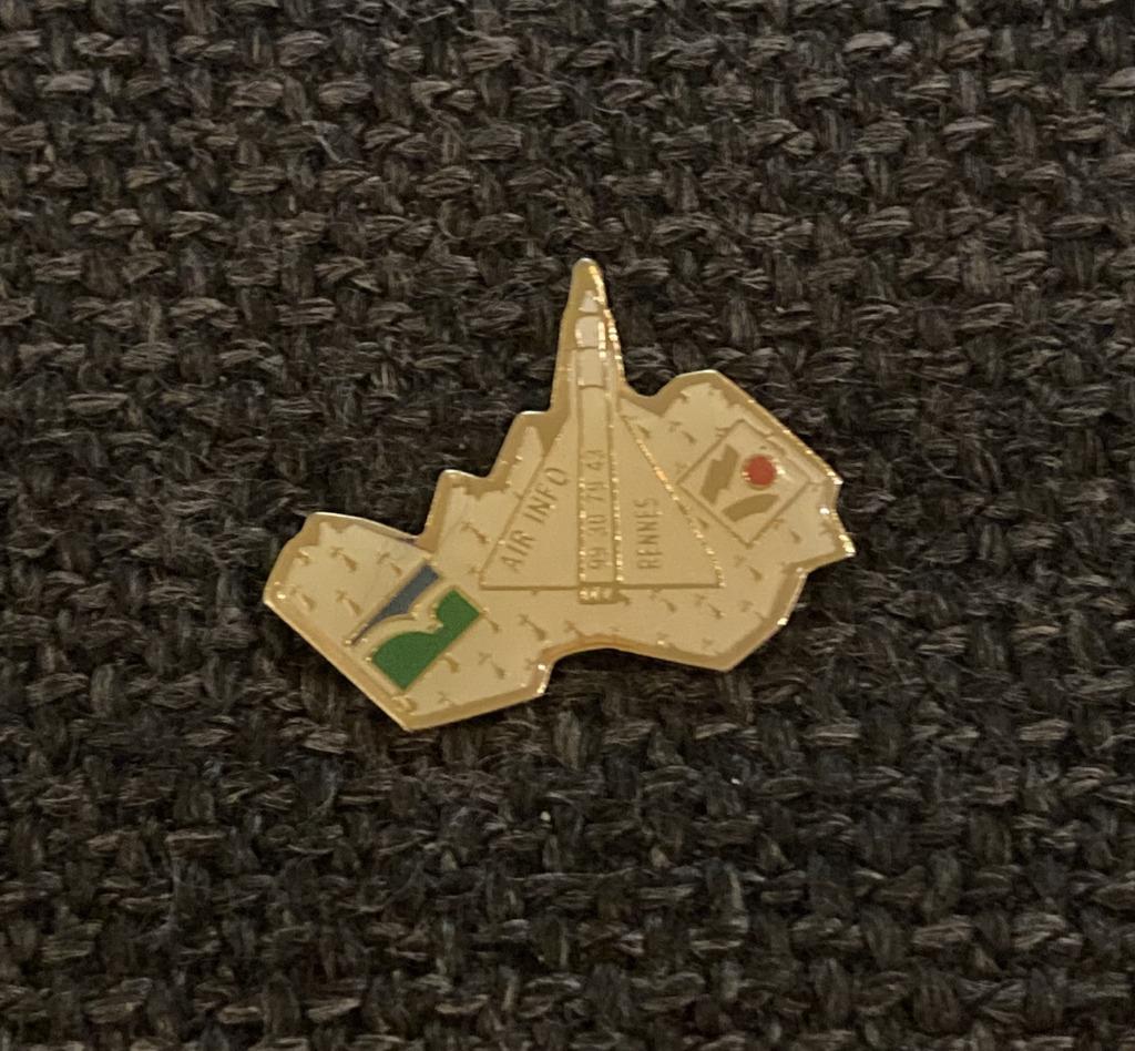PIN - AIR INFO - RENNES - AVIATION - LUCHTVAART, Envoi, Utilisé, Transport, Insigne ou Pin's