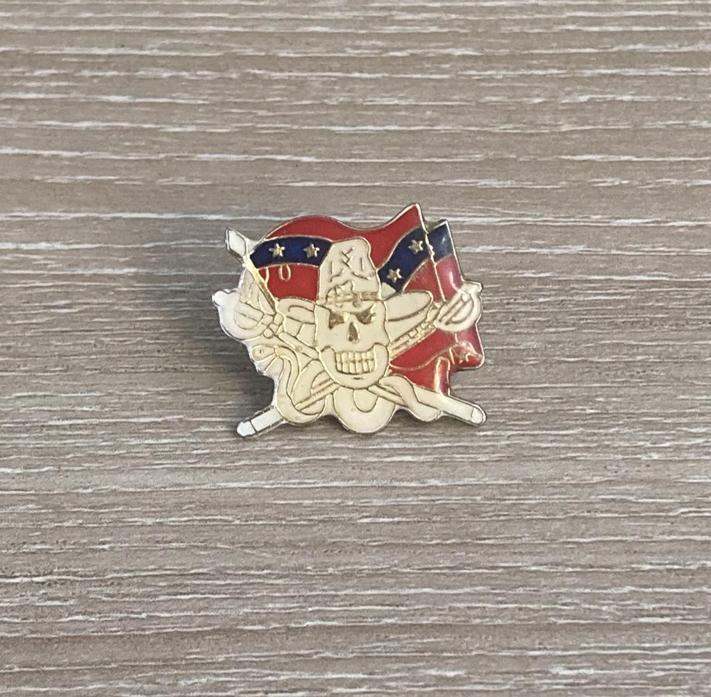 PIN - SKULL - DOODSKOP - CONFEDERALE VLAG, Verzenden, Gebruikt, Overige onderwerpen, Speldje of Pin