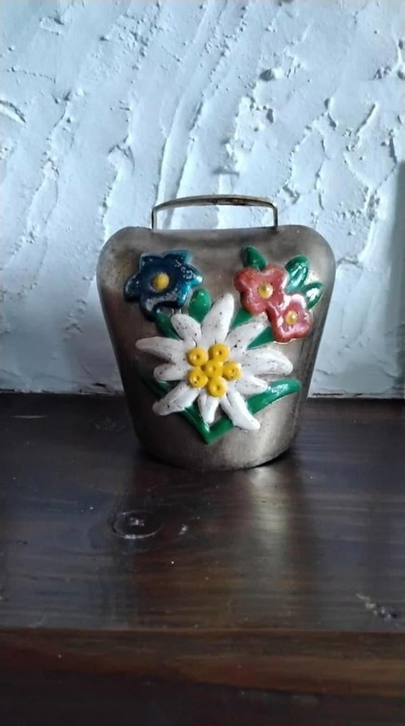 Cloche décorée en laiton à  poser ou à suspendre, Enlèvement ou Envoi
