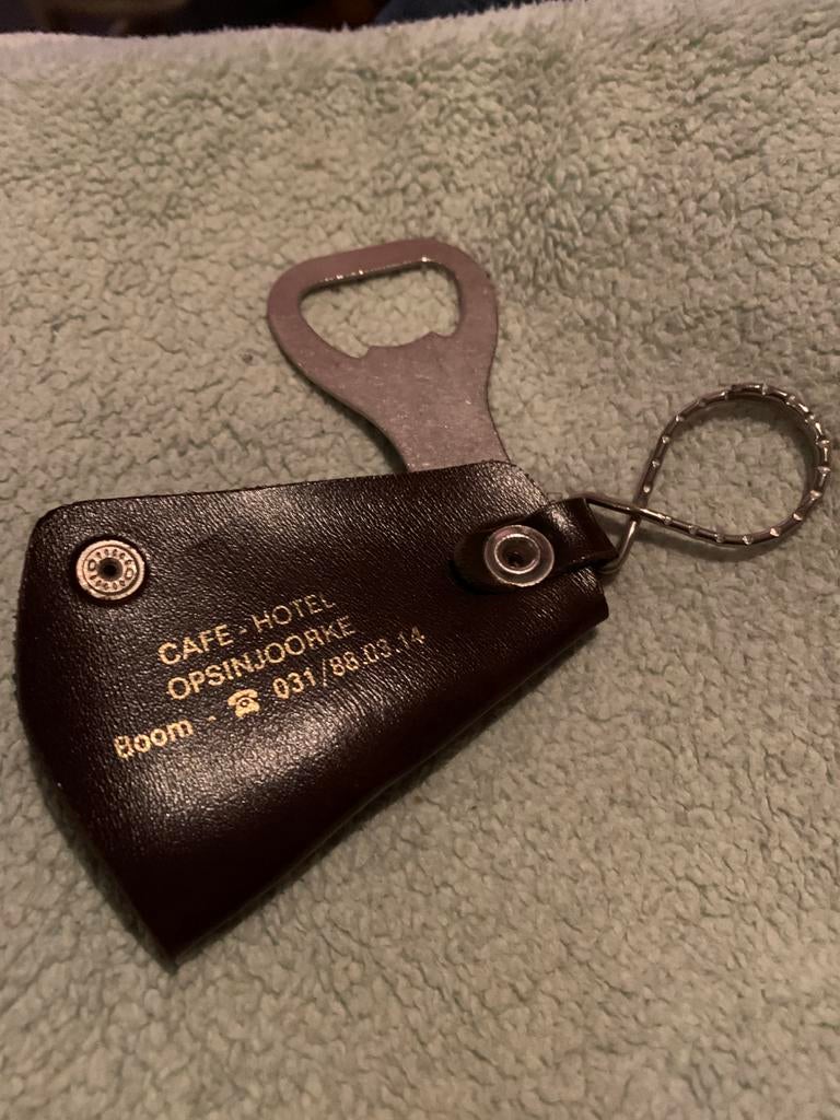 Sleutelhanger - flesopener. CAFÉ, HOTEL, OPSINJOORKE, BOOM., Ophalen, Nieuw