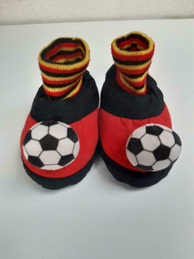 Pantoffels rode duivels voetbal maat 29, Enlèvement ou Envoi, Utilisé