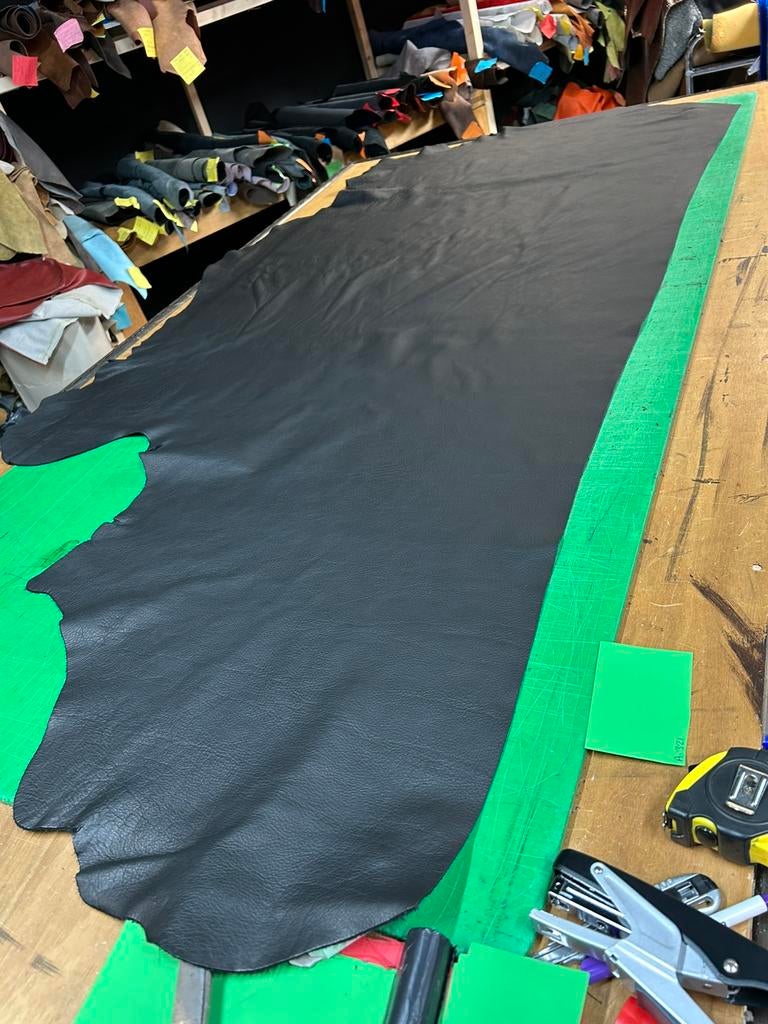 Zwarte kleur halve huid 1.5 mm dik soepel A-321, Ophalen of Verzenden, Zo goed als nieuw