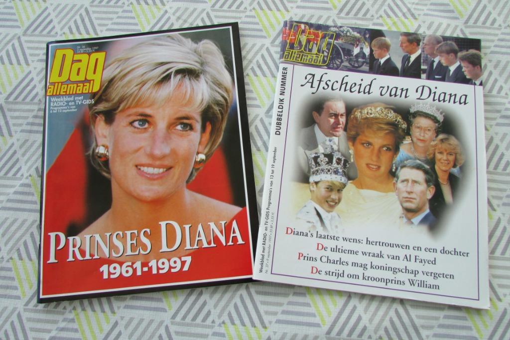 Lady Di - Twee tijdschriften voor Royalty Watchers, Ophalen of Verzenden, Tijdschrift
