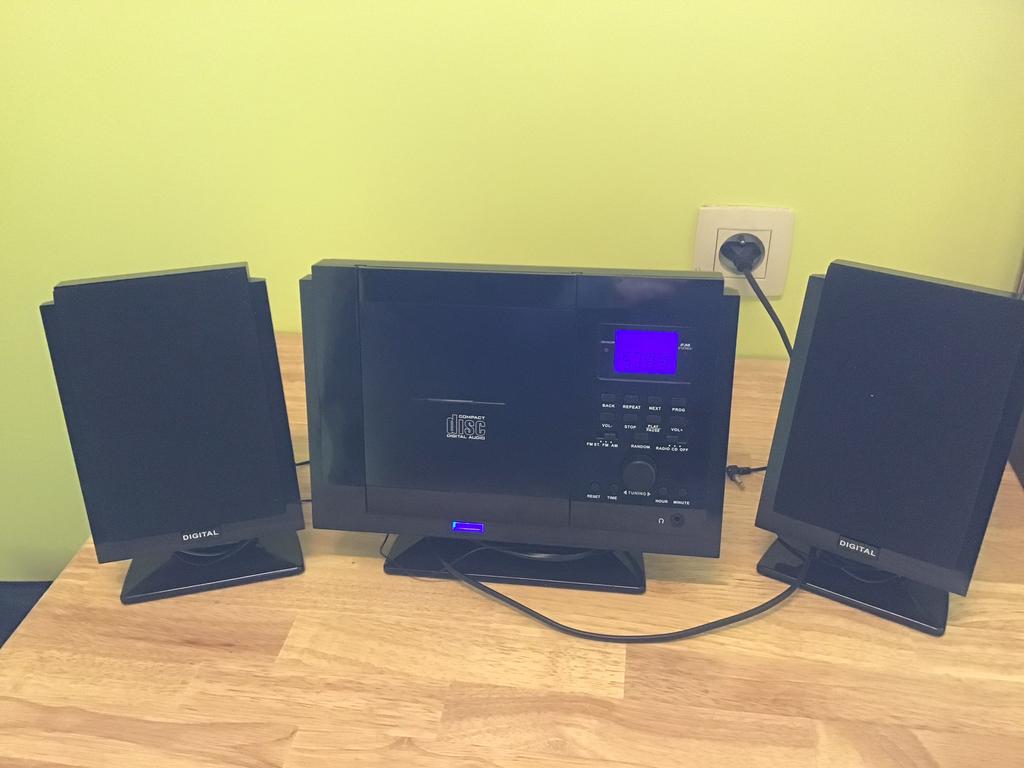 CD speler met boxen en radio, Audio, Tv en Foto, Cd-spelers, Ophalen, Zo goed als nieuw, Met radio