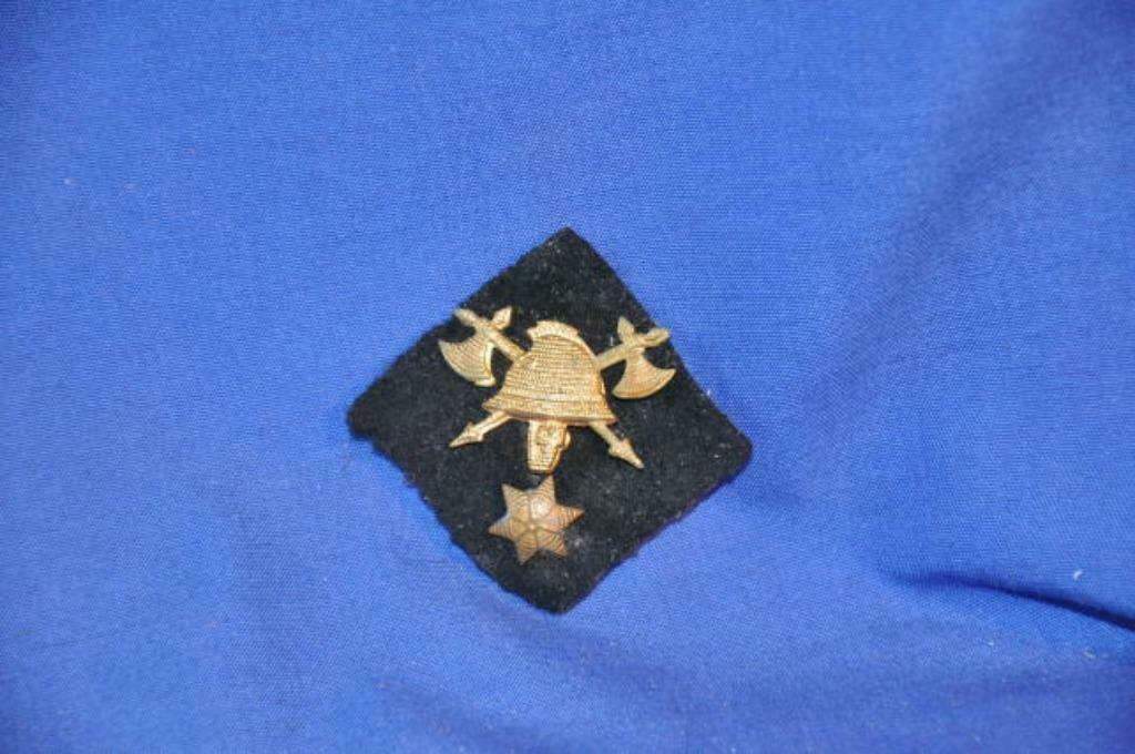 §  insignes de pompier sur feutrine noir, Enlèvement ou Envoi, Utilisé