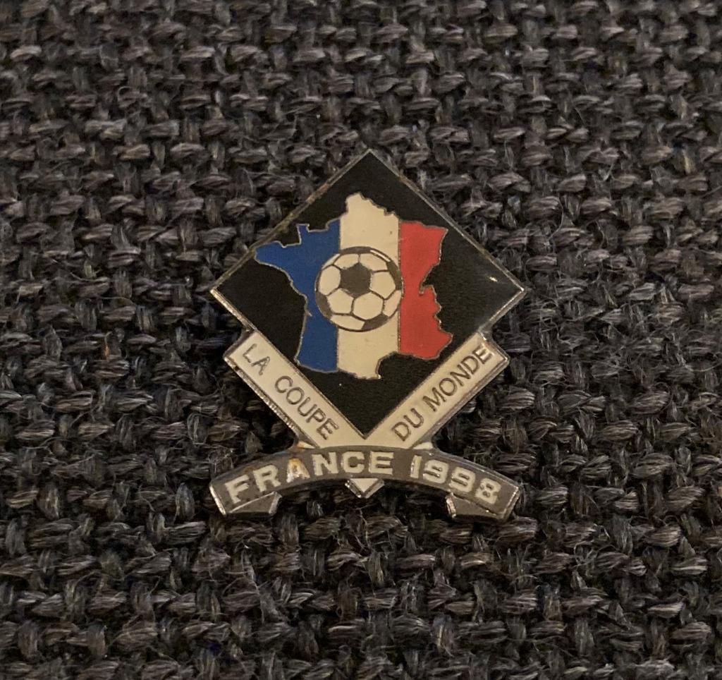 PIN - LA COUPE DU MONDE - FRANCE 1998 - VOETBAL - FOOTBALL, Envoi, Utilisé, Sport, Insigne ou Pin's