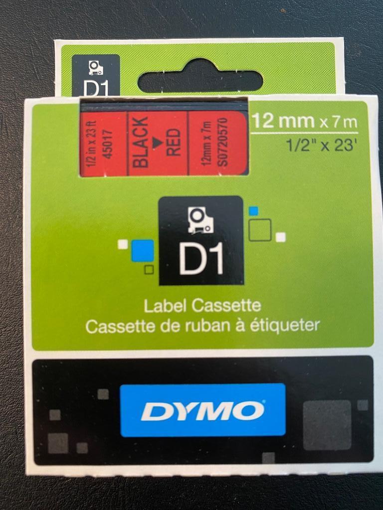Dymo D1 Tape  45017 zwart op rood 12mm breed, Ophalen of Verzenden, Nieuw