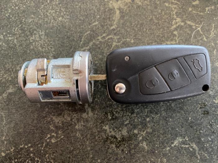 Serrure de contact + clé d'un Lancia Musa, Autos : Pièces & Accessoires, Autres pièces automobiles, Lancia, Utilisé, 3 mois de garantie