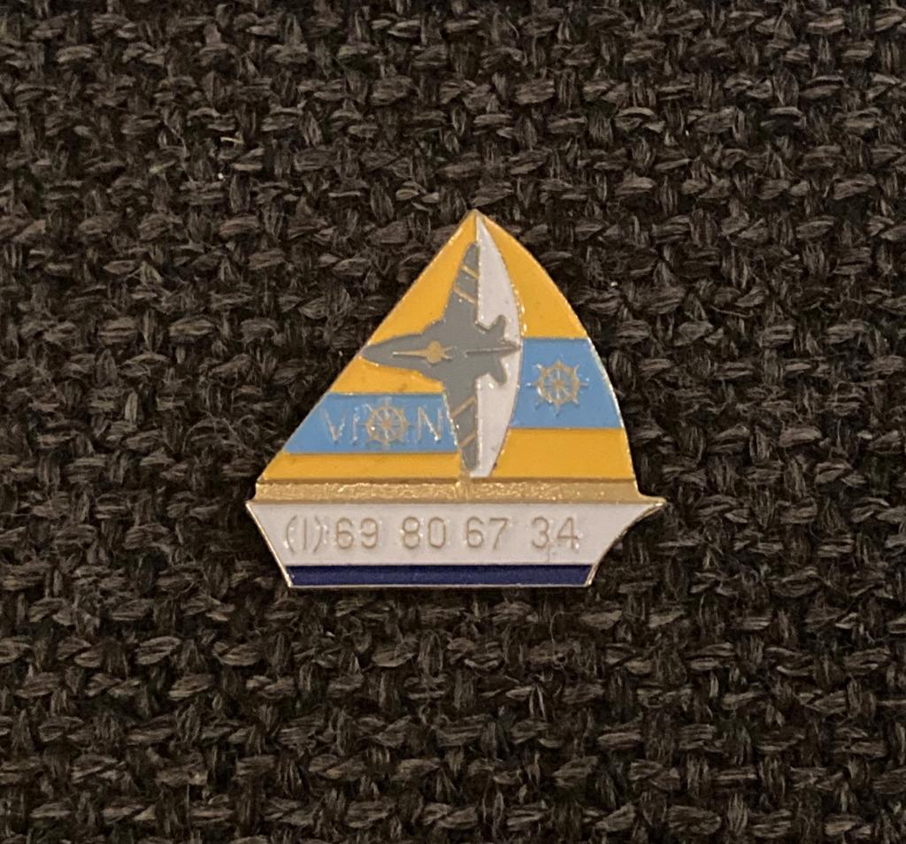 PIN - VION - VOILIER - ZEILBOOT - BOOT - BATEAU, Envoi, Utilisé, Autres sujets/thèmes, Insigne ou Pin's