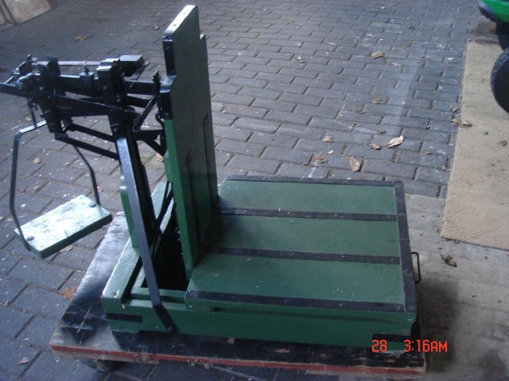 Ijkwezen model 13D weegschaal 1949, Ophalen, Gebruikt, Vloerweegschaal, 200 kg of meer