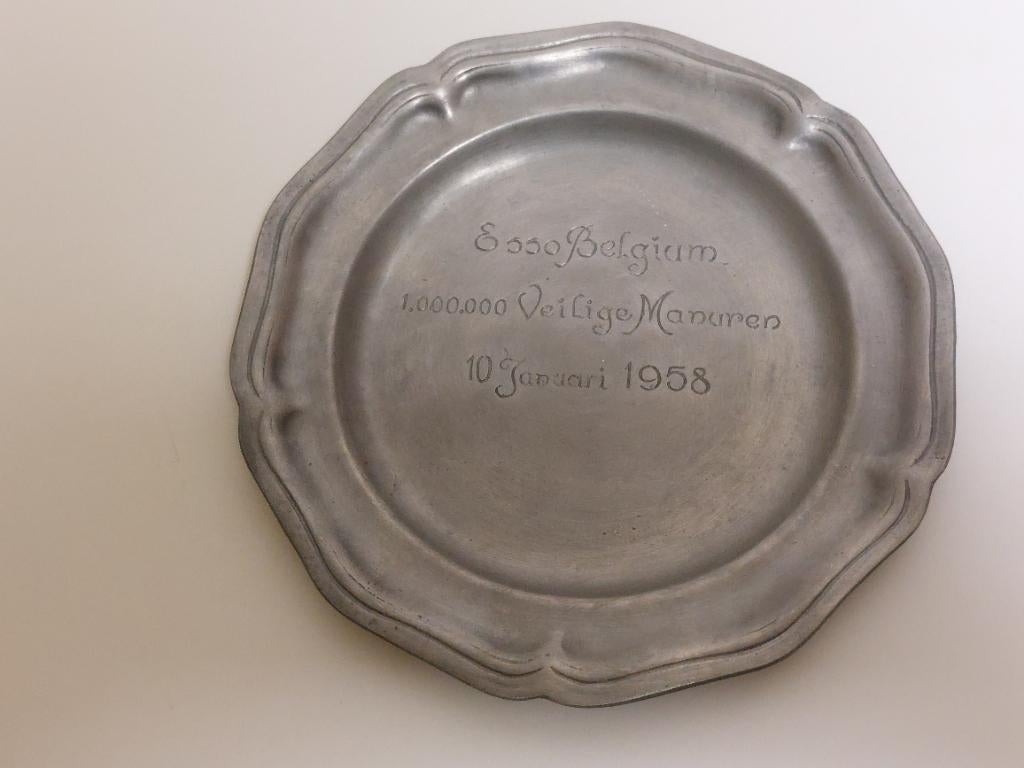 Tinnen herdenkingsbord 1958 door Esso Belgium., Ophalen of Verzenden