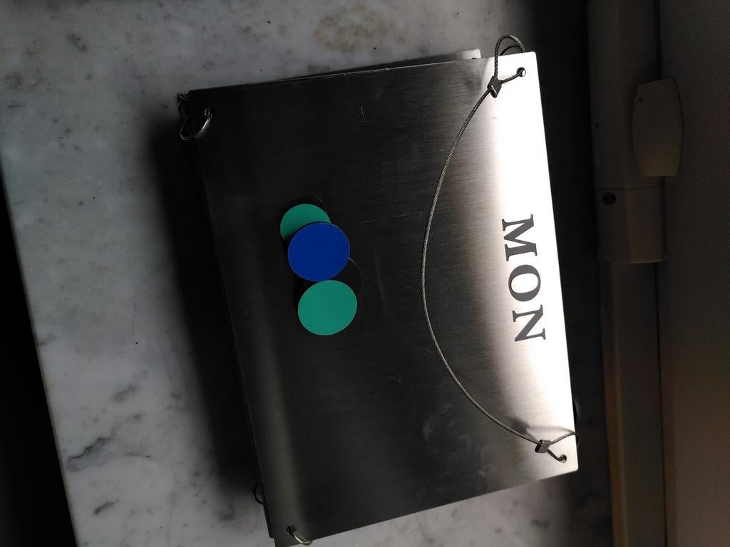Nieuw metalen weekplanner met kleurrijke magneten, Huis en Inrichting, Woonaccessoires | Memoborden, Ophalen, Nieuw