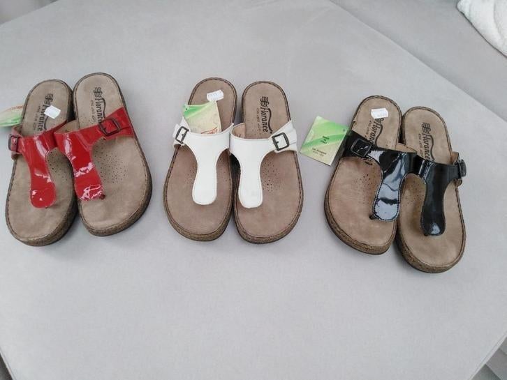 Sandales cuir style Birkenstock. Blanches vendues., Enlèvement, Neuf, Rouge