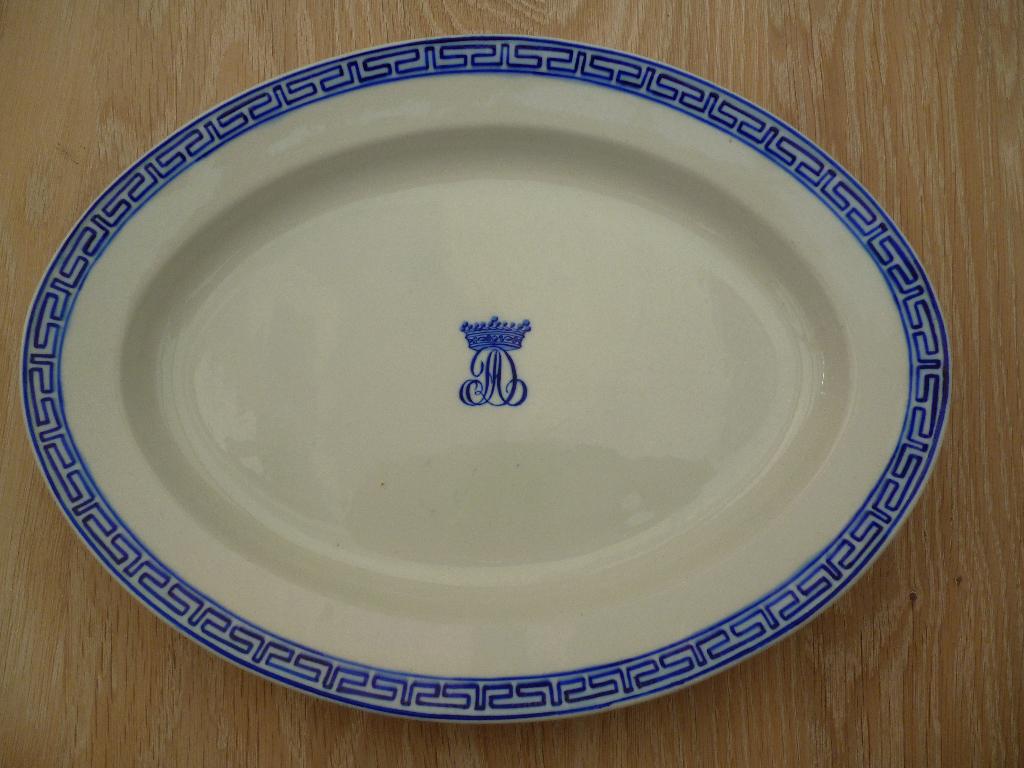 plat porcelaine de tournai monogramme a la grec couronne, Ophalen of Verzenden