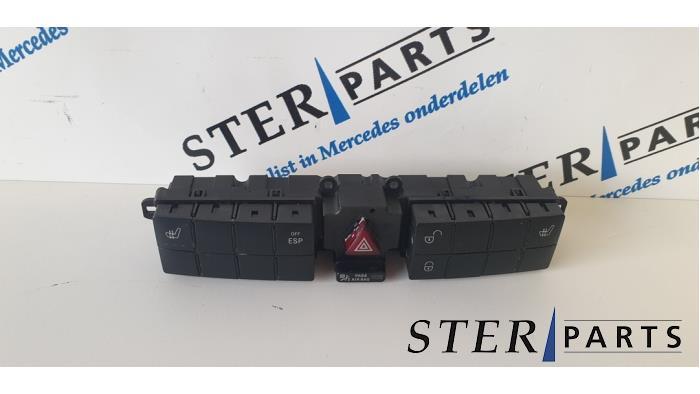 Commutateur éclairage d'urgence d'un Mercedes C-Klasse, Autos : Pièces & Accessoires, Tableau de bord & Interrupteurs, Mercedes-Benz