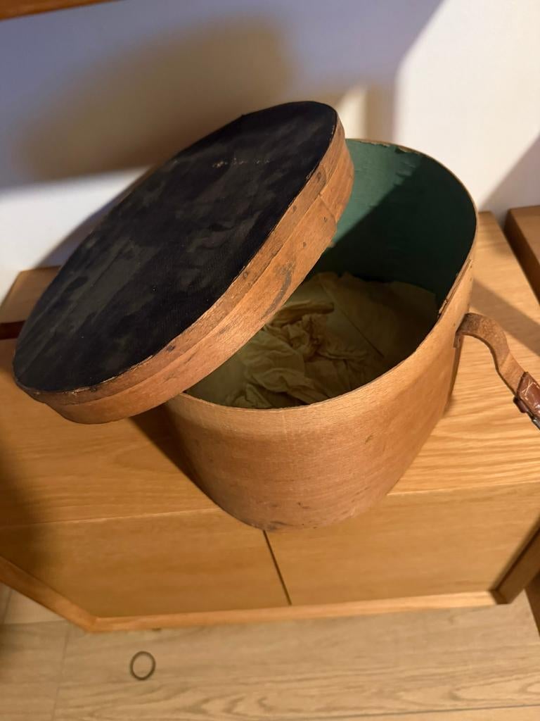 Een antieke Franse hoedendoos, Antiek en Kunst, Antiek | Woonaccessoires, Ophalen of Verzenden