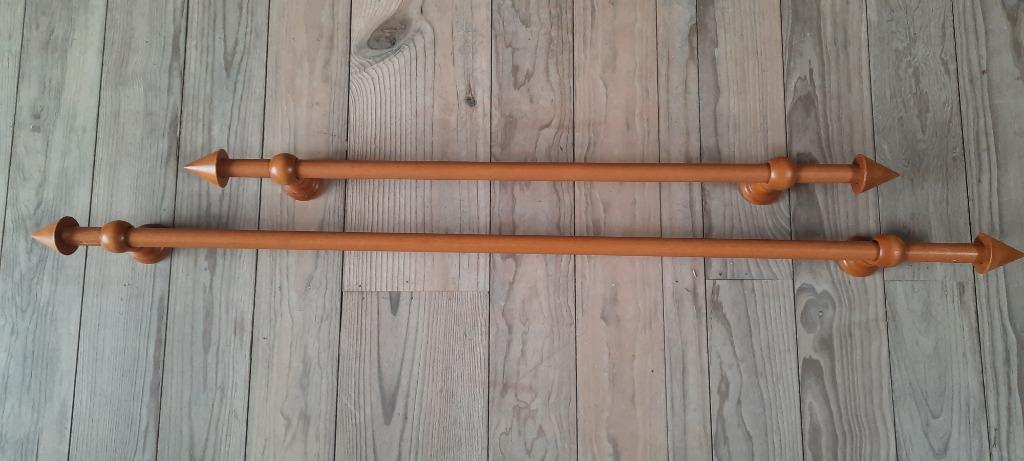 vier gordijnstokken hout kleur lichte eik, Huis en Inrichting, Stoffering | Gordijnen en Lamellen, Ophalen, Gebruikt, Beige