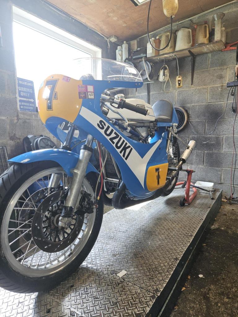 Suzuki Seeley 500, Motoren, 2 cilinders, 499 cc, Meer dan 35 kW, Sport