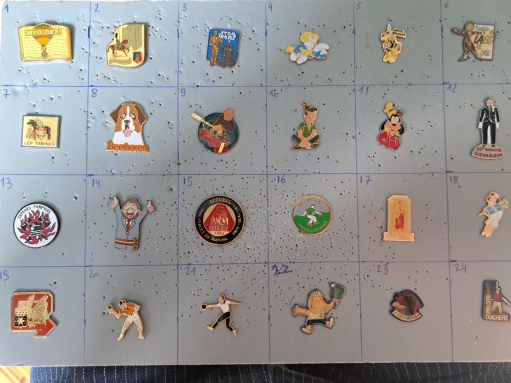 Pin's pins bij de doos zie foto's en nieuws/lees de aankondi, Ophalen of Verzenden