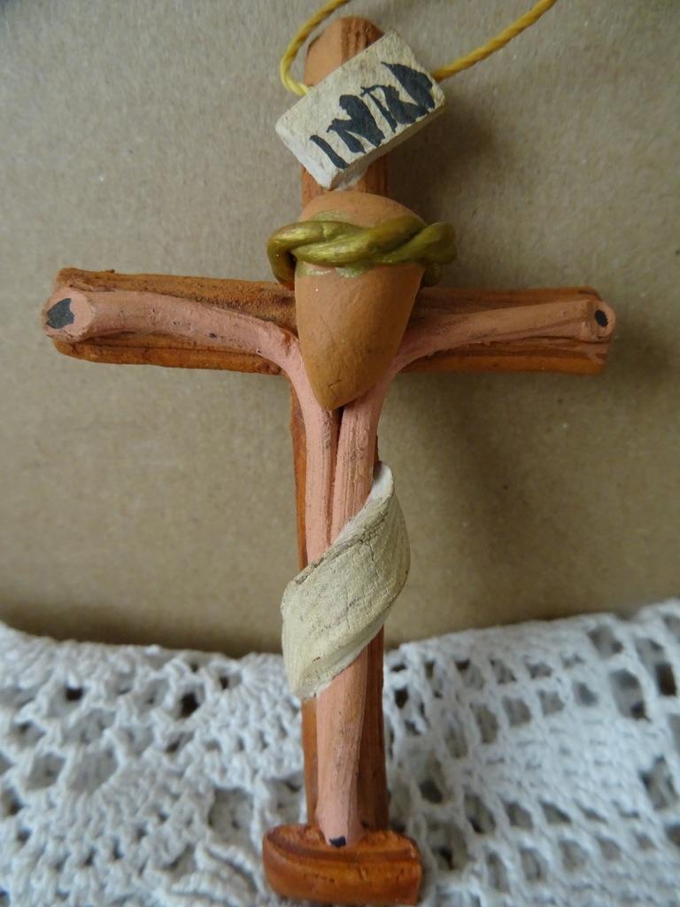 Pendentif croix moderne crucifix en faïence 9cm vintage 1970, Collections, Religion, Comme neuf, Christianisme | Catholique, Autres types