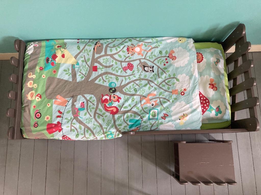 Peuterbed, nachtkastje en beddengoed, Gebruikt, 70 tot 85 cm, 140 tot 160 cm, Ophalen