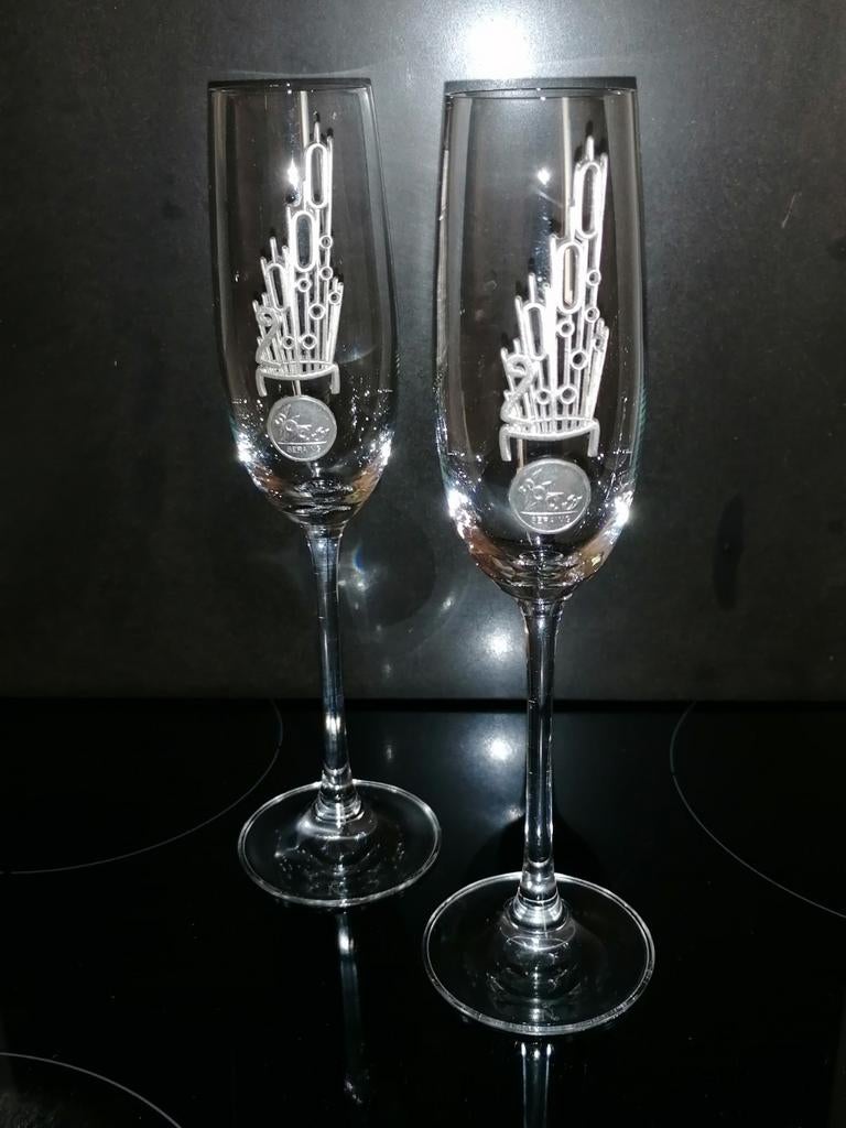 Coupe à champagne.. millénaire 2000.. Post sur SOC... Serain, Enlèvement ou Envoi, Comme neuf