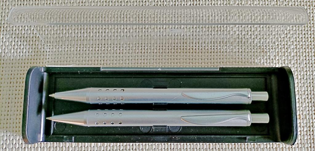 Coffret avec stylo + porte-mine argentés modernes neufs, Neuf, Autres marques, Enlèvement ou Envoi, Avec boîte