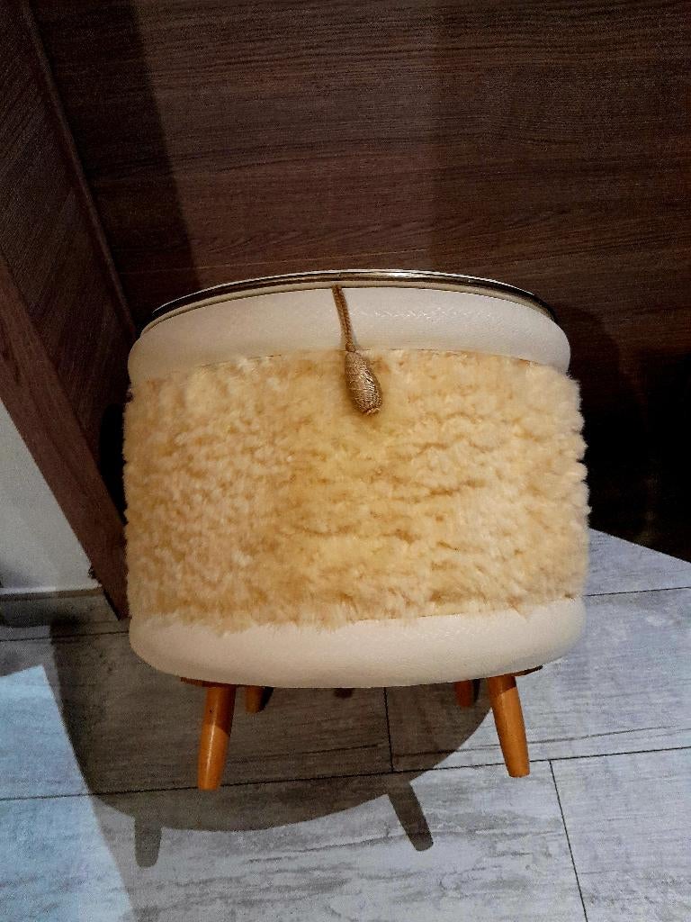 VINTAGE Pouf Coffre moumoute jaune , pieds bois BE, Enlèvement