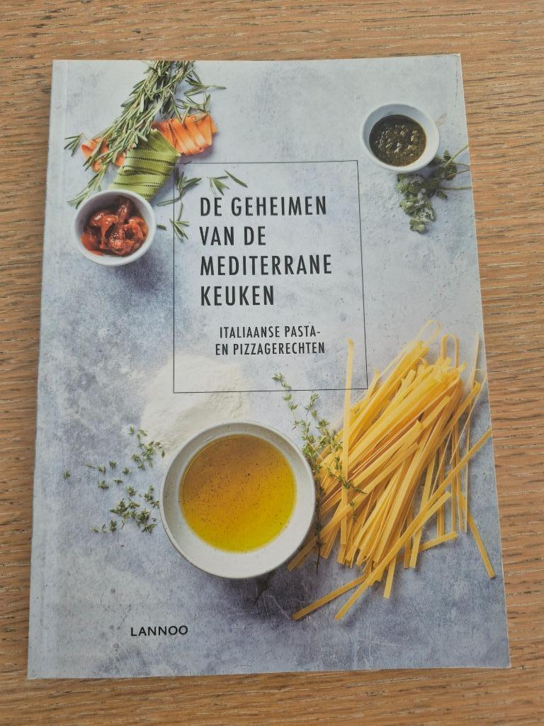 Boek "De geheimen van de Mediterrane keuken", Boeken, Ophalen of Verzenden, Zo goed als nieuw