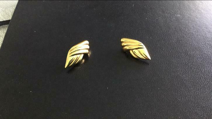 Heel mooie vergulden oorbellen van het merk Monet, Handtassen en Accessoires, Ophalen of Verzenden, Zo goed als nieuw, Goud, Knopjes of Stekers